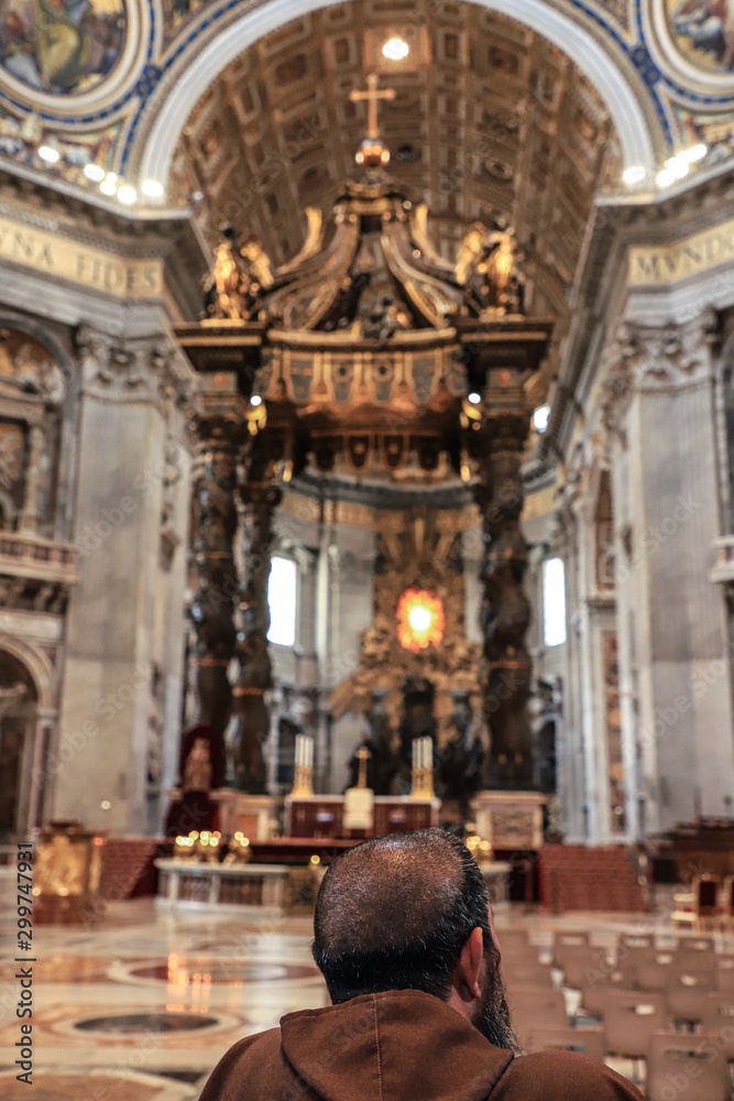 Monje franciscano observando en una Iglesia. De fondo se observa el altar trabajado delicadamente en madera. Roma. Italia. foto de Stock | Adobe Stock Monje franciscano observando en una Iglesia. De fondo se observa el altar trabajado delicadamente en madera. Roma. Italia. foto de Stock | Adobe Stock