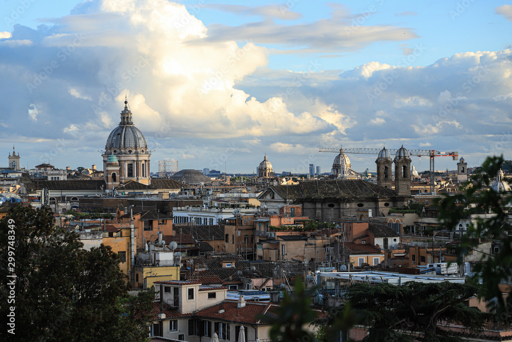 Vista panoramica de la ciudad de Roma, Italia. Se distingue la cúpula de la basílica de San Pedro