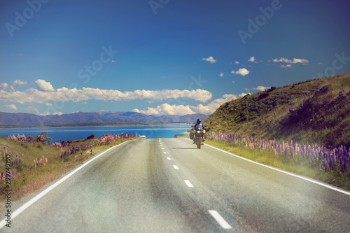 Foto Motorradfahrer am Lake Pukaki in Neuseeland