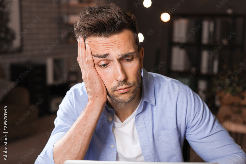 Obraz premium Tired man trying to meet deadline in office