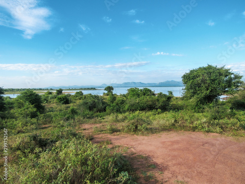 Green natural habitat at Castlereigh reservoir, surrounded by tea plantations in Sri Lanka © Alohadunya