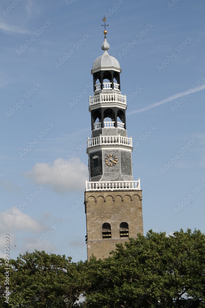der schiefe Kirchturm von Hindeloopen in den Niederlanden