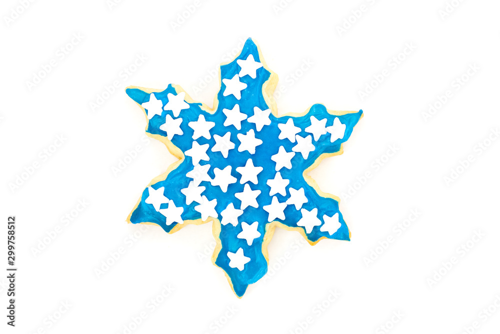 ein blauer Stern (Keks) liegt auf weißem Hintergrund