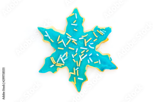 ein blauer Stern (Keks) liegt auf weißem Hintergrund