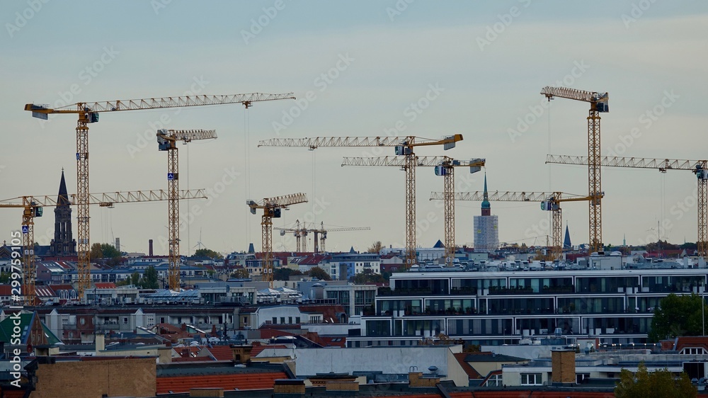 Riesenbaustelle in Berlin, viele Lastkräne am Himmel Riesenbaustelle in Berlin, viele Lastkräne am Himmel