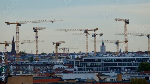 Riesenbaustelle in Berlin, viele Lastkräne am Himmel