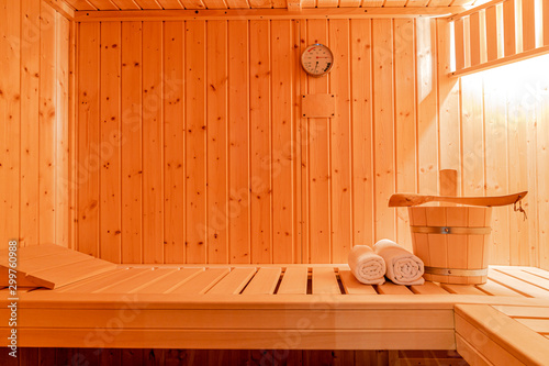 Obraz na płótnie eine kleinen Sauna mit Eimer, Kelle und Handtücher w salonie