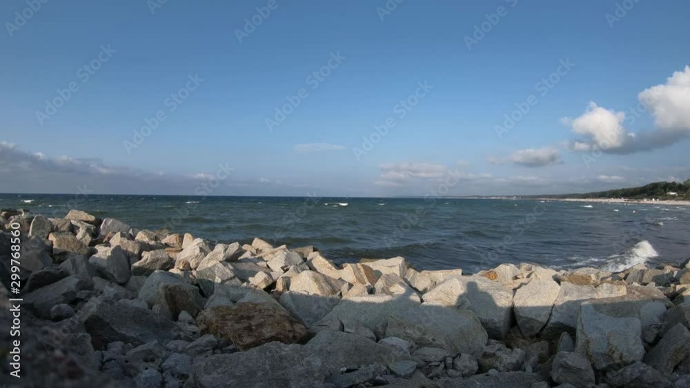 Wellen, Wind und Wellenbrecher an der Ostsee Wellen, Wind und Wellenbrecher an der Ostsee