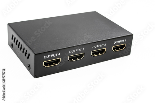 HDMI signal splitter with one input and four outputs to extend the signal of a device up to four