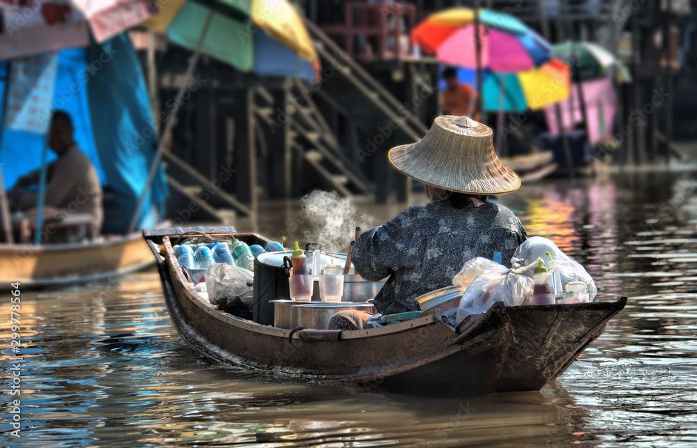 Obraz premium Damnoen Saduak Floating Market old way of life culture in the past that is famous place a great tourist attraction visiting by boat at Ratchaburi province Thailand