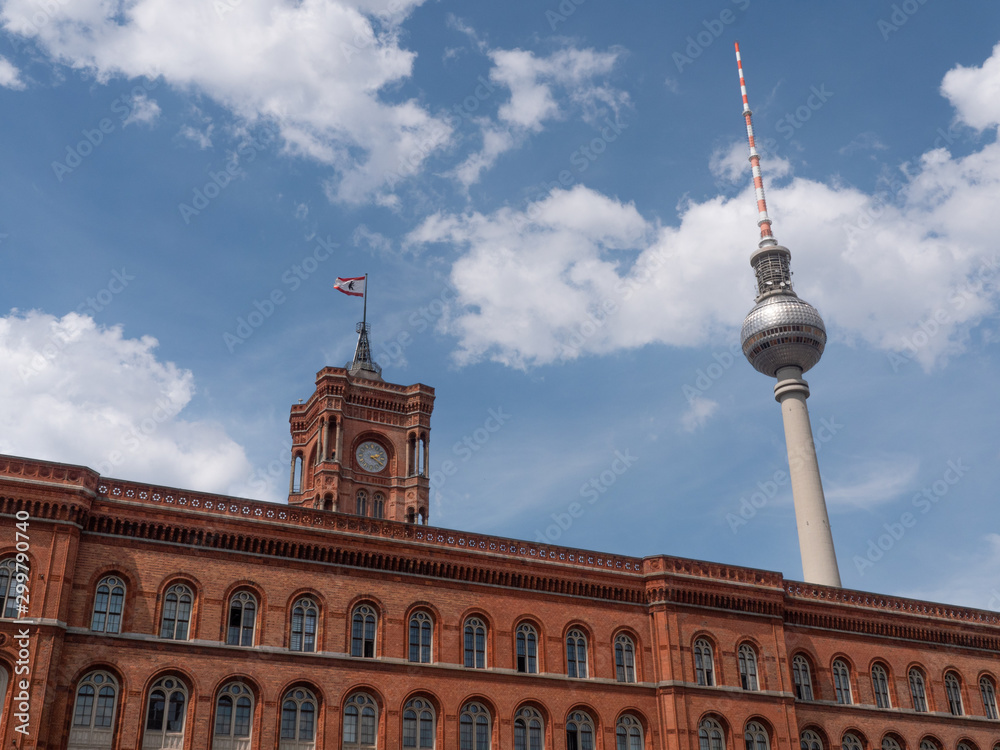 Fernsehturm und rotes Rathaus in Berlin