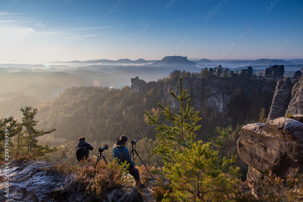 Obraz premium Fotografen im Elbsandsteingebirge zum Sonnenaufgang