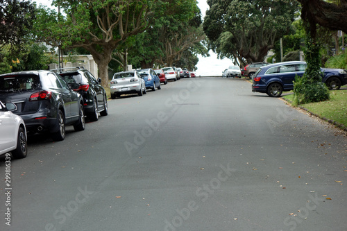 Straße mit parkenden Autos und Bäumen in devonport nahe auckland- neuseeland 