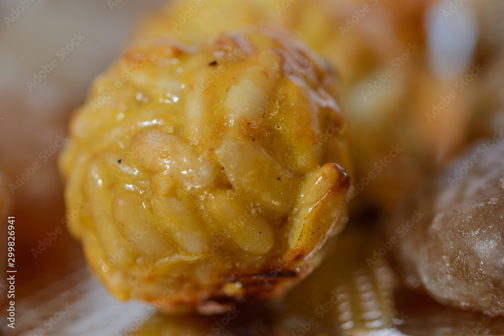 Deliciosos dulces llamados panellets con castañas glaseadas , típicos de la Fiesta de Todos los Santos en Cataluña, España