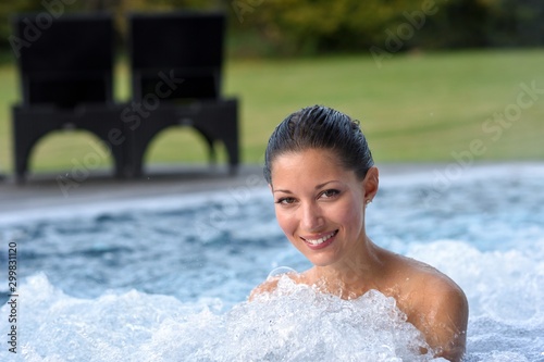 Junge Frau in einem Whirlpool