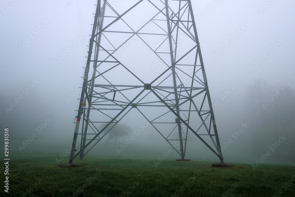 Teilansicht von Strommast im Nebel - Stockfoto Teilansicht von Strommast im Nebel - Stockfoto