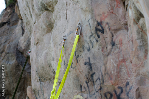 Tableau sur toile Snap-hooks at anchor points on a rock climbing