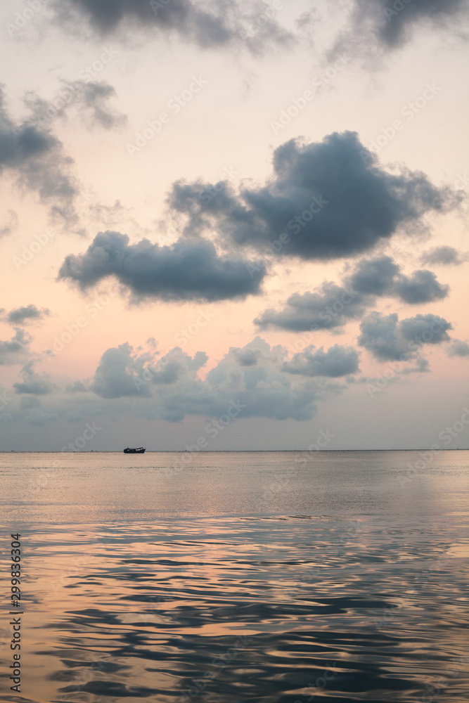 Obraz premium Beautiful seascape at dawn with pink sky and cumulus clouds, Koh Rong island, Cambodia