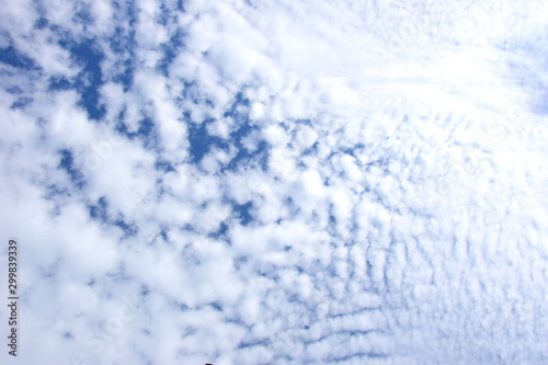 Faszinierende weiße Wolken vor strahlend blauen Himmel