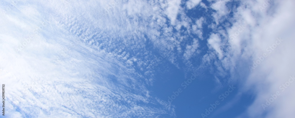 Schäfchenwolken am blauen Himmel Schäfchenwolken am blauen Himmel