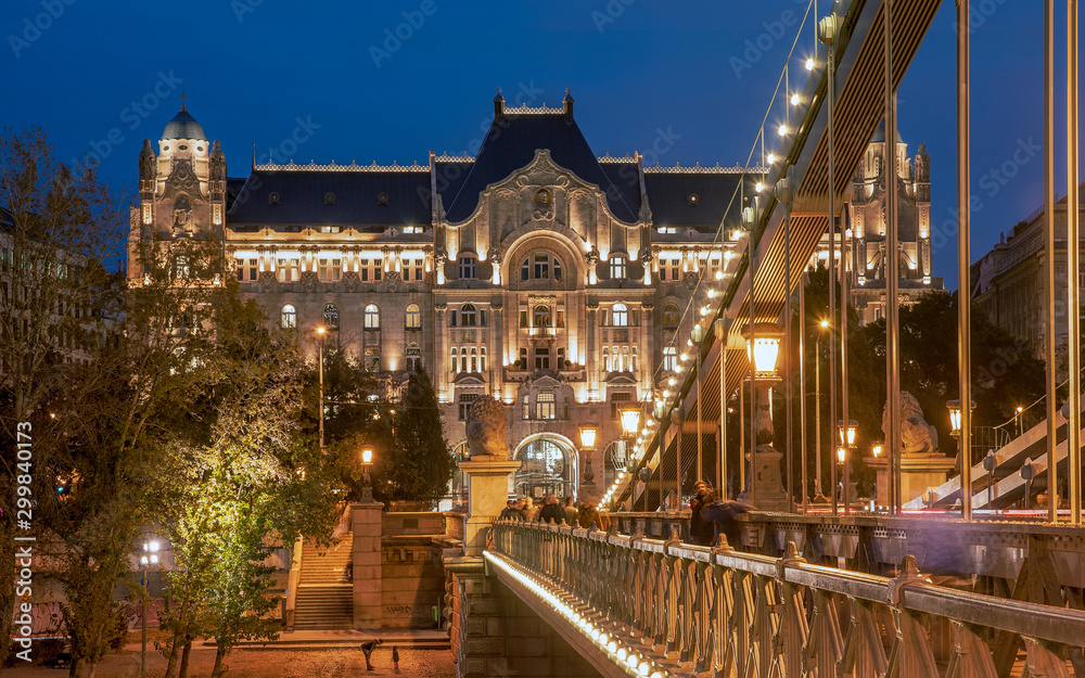 Obraz premium Blue hour in Budapest with Chain bridge. Including Danube river and Gresham palace. St Stephen basilica appear in the background.