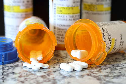 Tableau sur toile Precription bottles of pain pills on a granite countertop.
