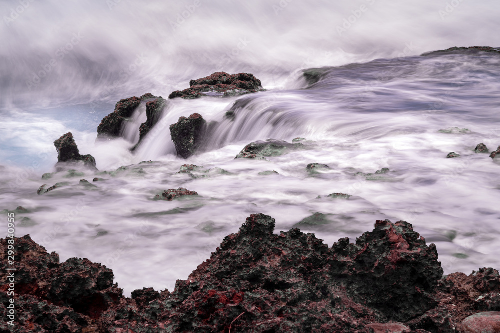Obraz premium Mystic rocks at the ocean, long exposure. Grand Cayman Island