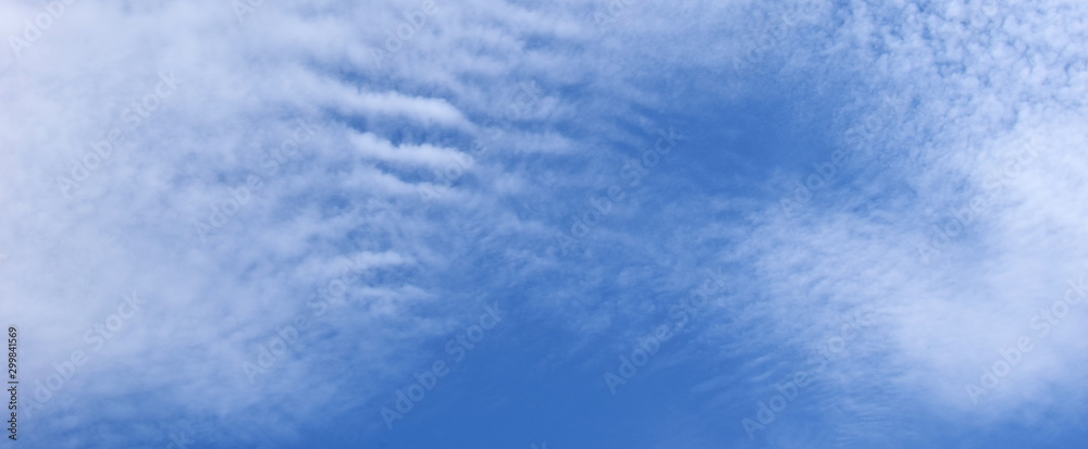 Faszinierende Wolkenbilder - weiße Wolken vor blauen Himmel - Hintergrund und Textur Faszinierende Wolkenbilder - weiße Wolken vor blauen Himmel - Hintergrund und Textur