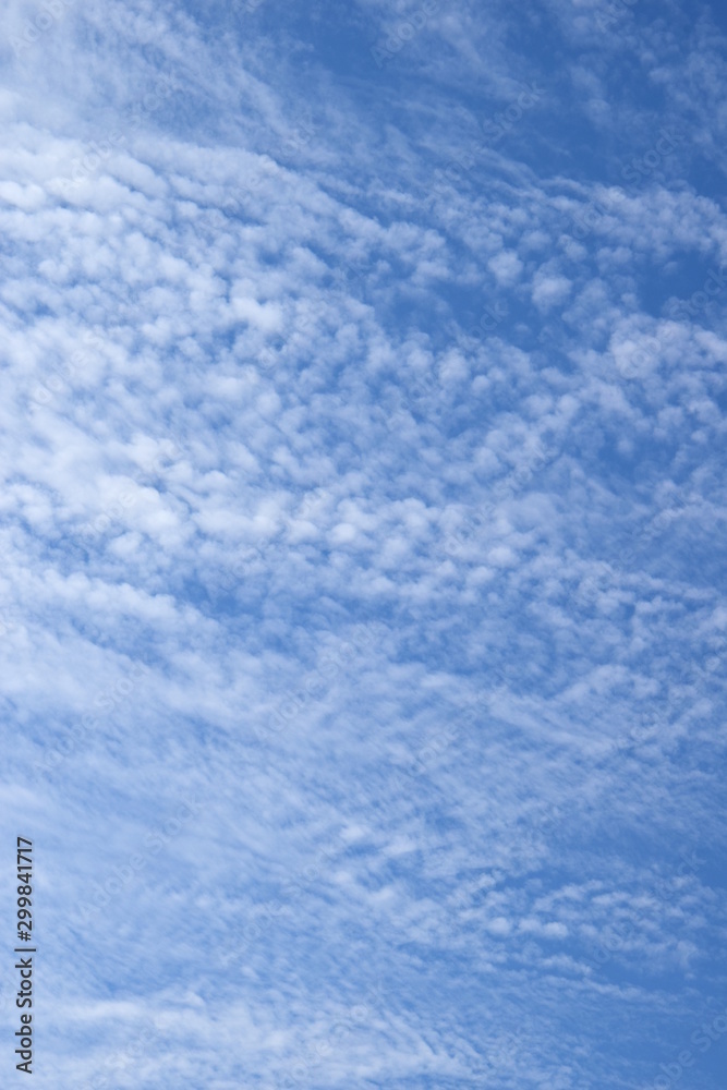 Faszinierende Wolkenstimmungen am blauen Himmel
