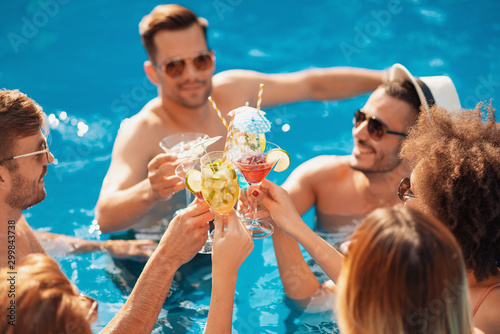 Canvas Print Group of friends having party in swimming pool