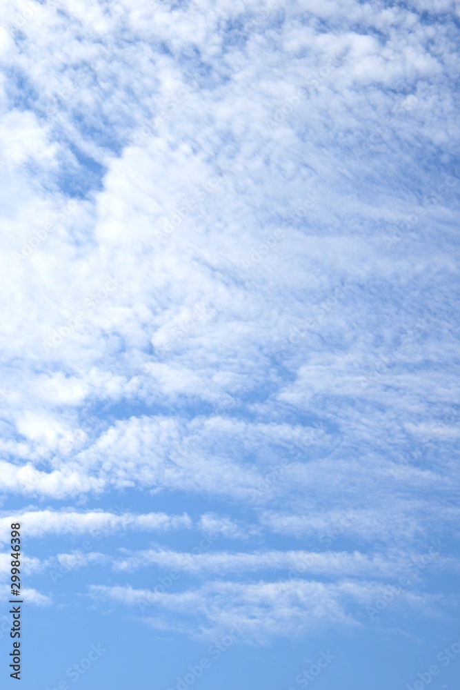 Weiße Schleierwolken am blauen Himmel - Schönwetterwolken