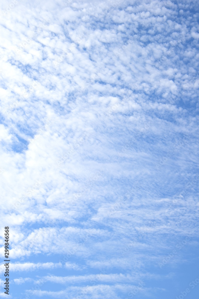 Faszinierende Wolkenstimmungen am blauen Himmel