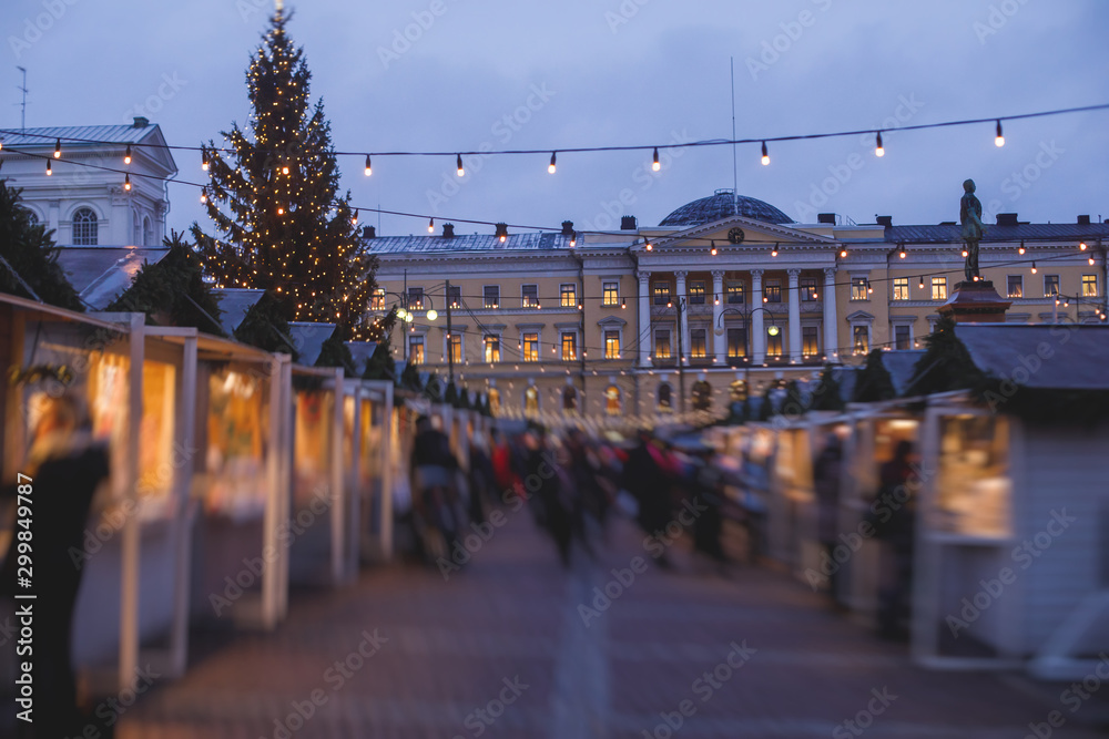 Obraz premium Christmas decorations in the historical center streets of Helsinki, with evening light illumination, concept of Christmas in Finland, with Cathedral, market square, christmas tree