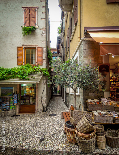 Fototapeta Naklejka Na Ścianę i Meble -  Malcesine Italian Alley
