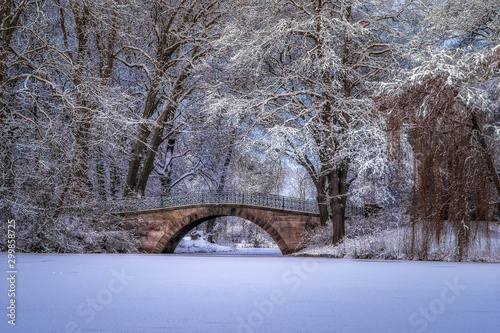 Augustenbrücke im Georgengarten in einem schneereichen Winter
