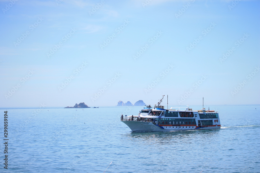 Obraz premium ship and sea