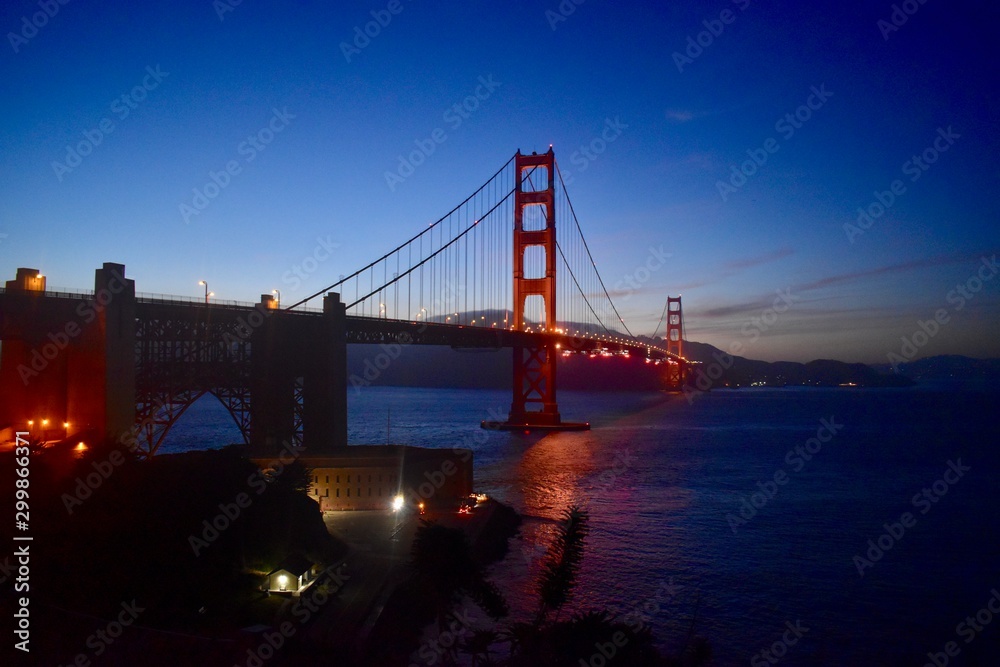 Fototapeta premium golden gate bridge in san francisco at night