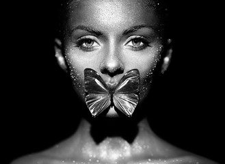 Tuinposter Zwart wit Vrouw met vlinder in glitterlicht  © Oleg Gekman