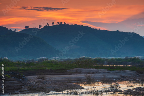 Fototapeta Naklejka Na Ścianę i Meble -  Mekong river borders of Thailand and Laos during the dry season.