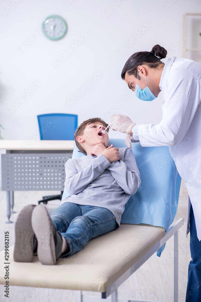 Obraz premium Young boy visiting doctor in hospital
