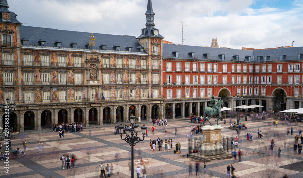 Obraz premium MADRID, SPAIN - SEPTEMBER 21, 2019: Long Exposure View of Plaza Mayor Square from Apartment Hotel Room