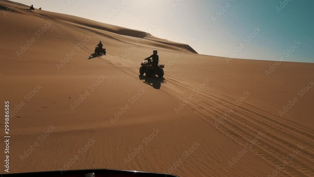 Quad dans le désert de Namibie en Afrique