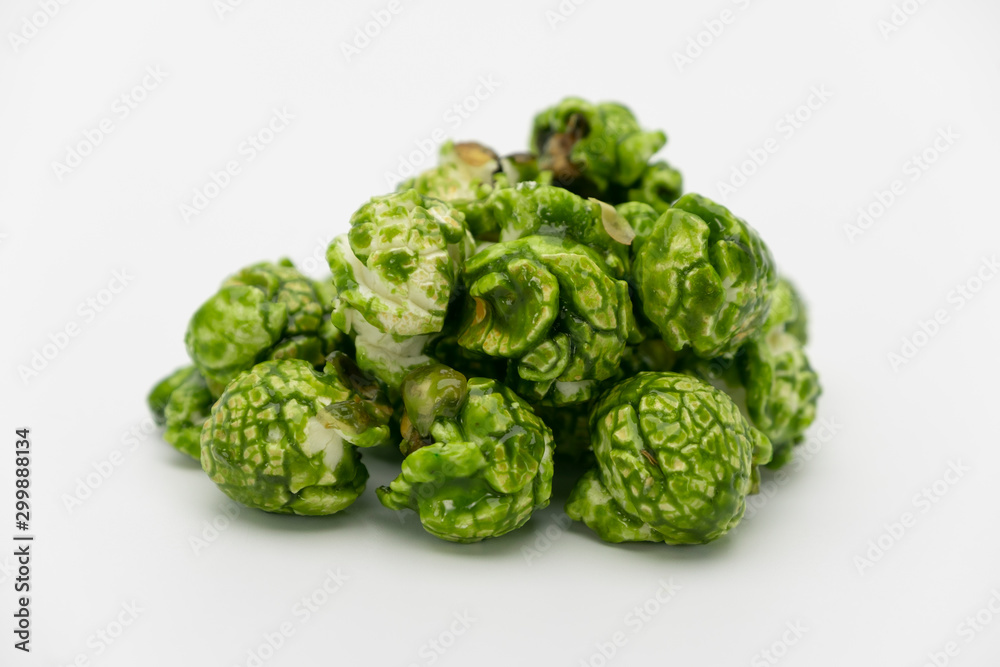Obraz premium Lush of Japanese matcha green tea popcorn isolated on white background, Popular snack with favorite movie