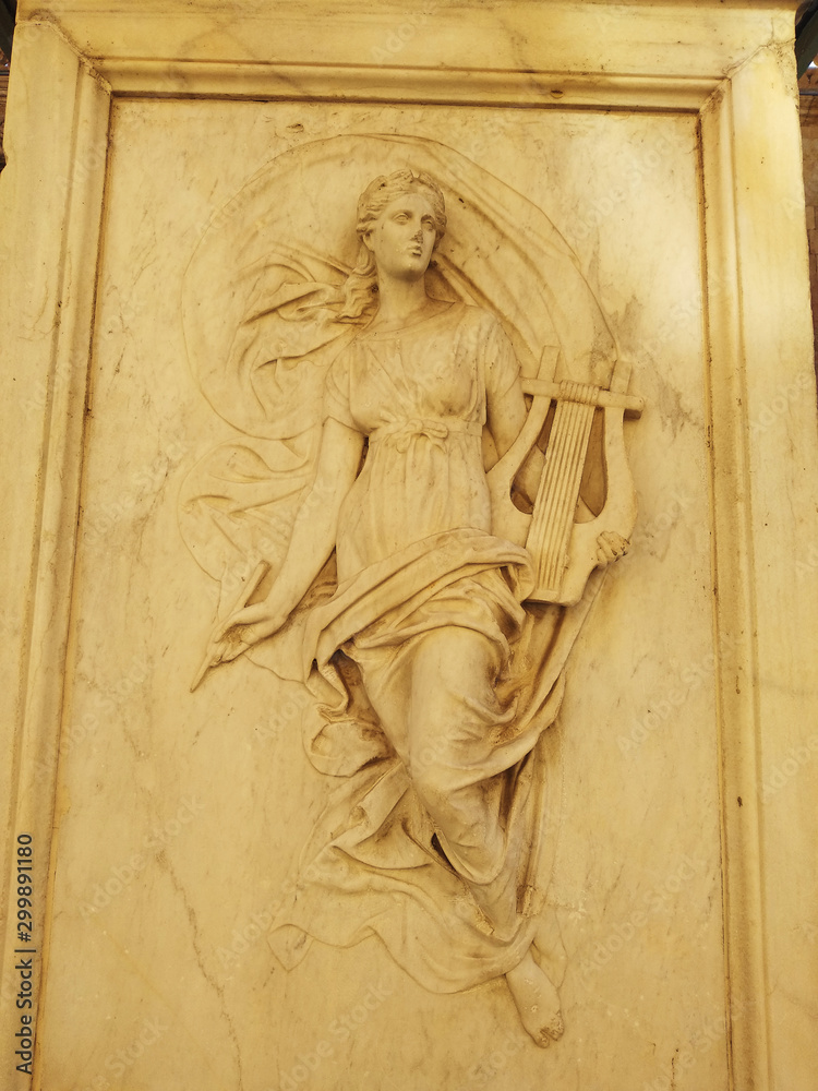 Escultura de una mujer esculpida en piedra.
