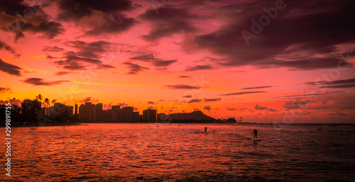 Quadro su tela Sunrise at Ala Moana Beach Park with Paddleboarders in Oahu, Hawaii