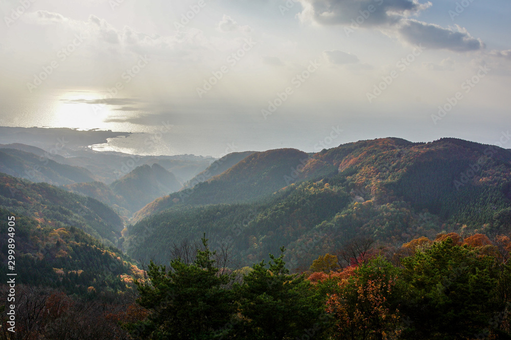 Fototapeta premium 夕霞の大佐渡スカイラインから佐渡金山道遊の割戸を望む