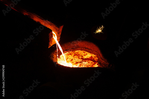Fotografie hot metal flows into a crucible