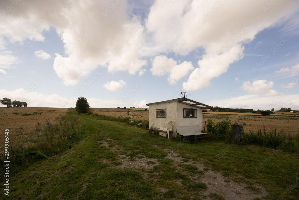 Petit chalet sous un ciel nuageux au Danemark Petit chalet sous un ciel nuageux au Danemark