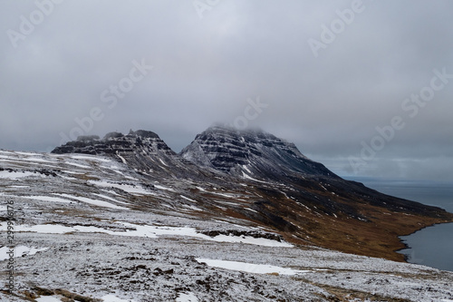 Die Berge Fýlsdalsfjall und Kambur an der Bucht Veiðileysa nahe der Ortschaft Djupavik in den isländischen Westfjorden