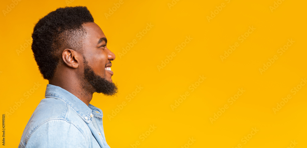 Profile portrait of cheerful bearded black guy on yellow background - obrazy, fototapety, plakaty 